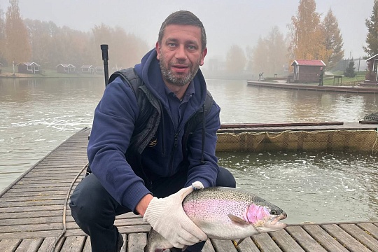 Продолжаем зарыблять водоём форелью